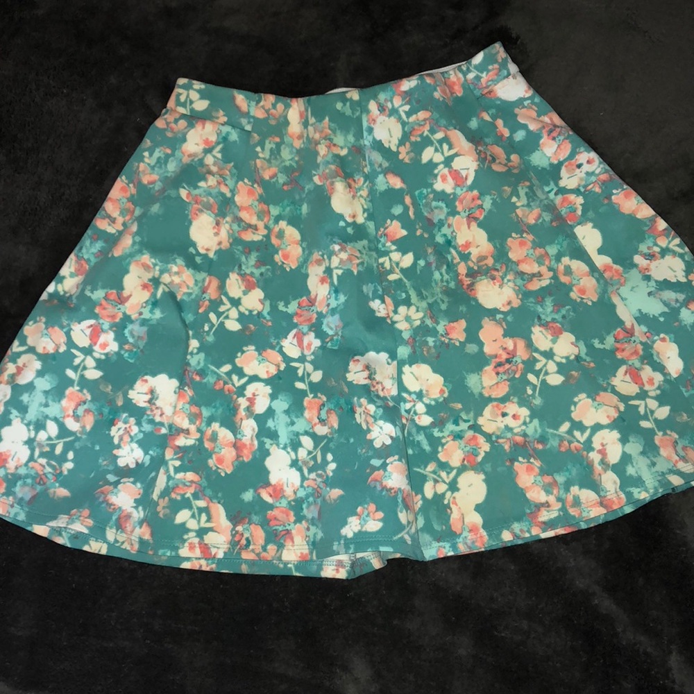 Size medium floral skirt!